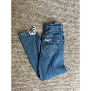 American Eagle Size 6 Short Jeans.  5 button Fly. High Rise